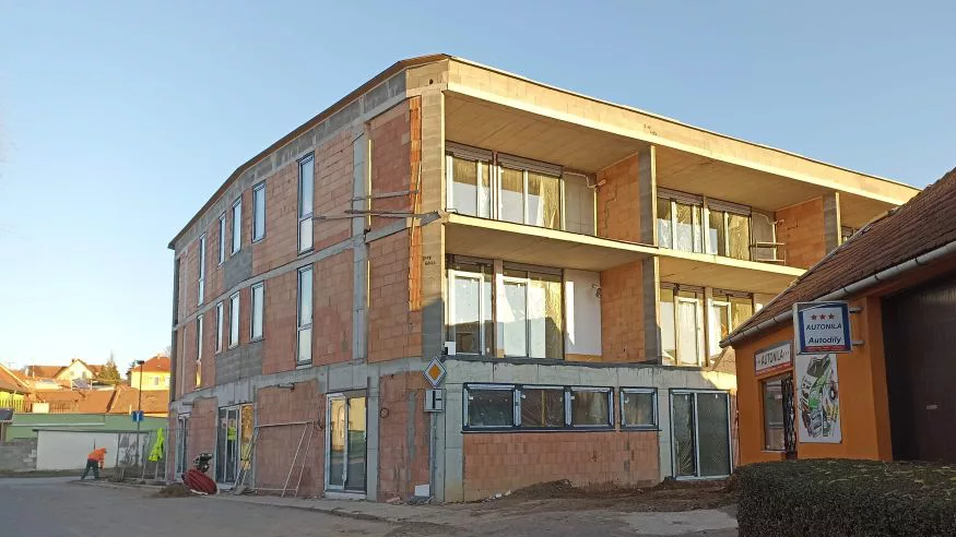 Uliční pohled na bytový dům Zlatý potok ve Šlapanicích s byty na prodej a pronájem.